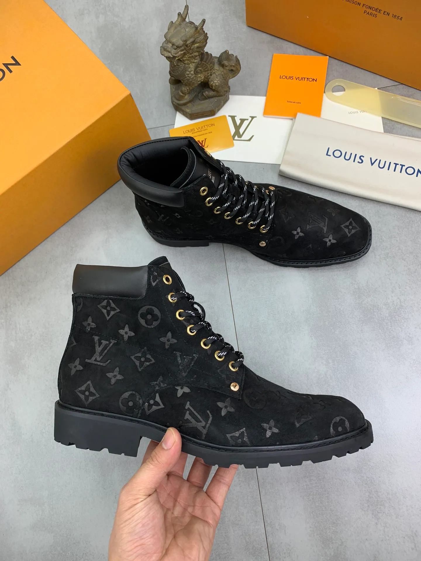 Men's shoes 💰P600 💰【New】🆘Water-dyed cow lining LV Louis Vuitton business high-top leather shoes, made of original imported Italian 🇮🇹 selected calfskin, full cowhide lining, carefully handmade by professional shoemakers, the original version is specially designed for wear-resistant outsole. Standard code: 38-44 3⃣️color🉑️select